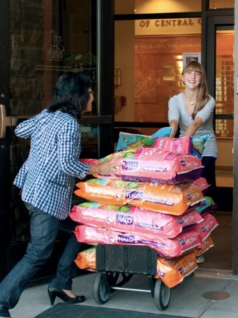 Mimi helps deliver one of the first donations to the Humane Society of Central Oregon.